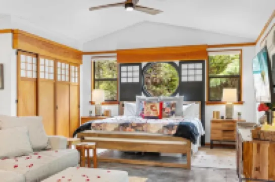 Volcano Tea House Cottage - Spa Bath, Hot Tub, and Fireplace with Japanese Decor