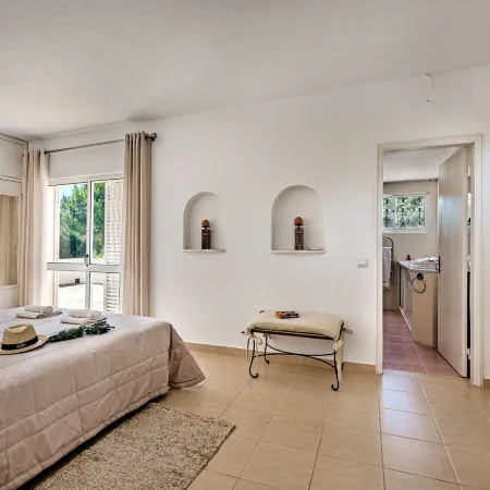 4 Beds, Golf Views, optional pool heating