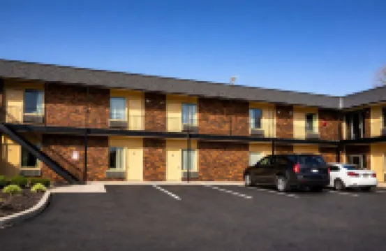 The Queen B Motel, Detroit-Warren