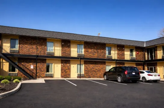 The Queen B Motel, Detroit-Warren