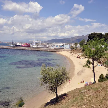 Beachfront Apartment for 6 Persons in Roses