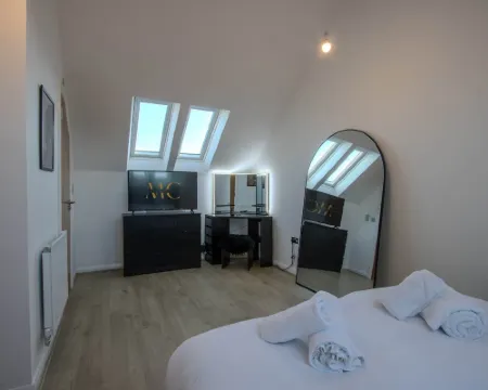 Modern 2-bed House In Swinton - Private Parking Hotels in Swinton