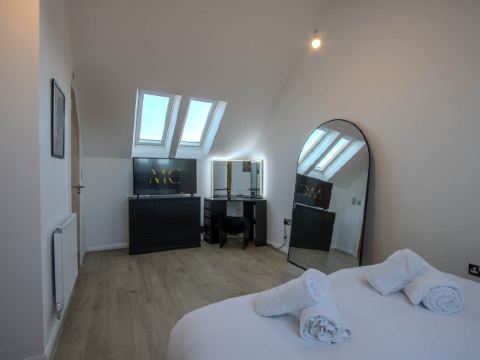 Modern 2-bed House In Swinton - Private Parking