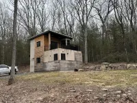 Secluded modern cabin with hot tub Hotels in Highland