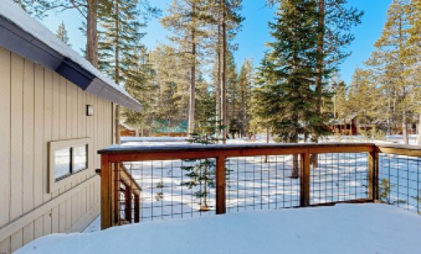 < 2 Mi to Tahoe Donner Ski Resort: Serene Retreat