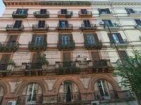 Napoli's Gold Hotel Các khách sạn gần Quảng trường Piazza Cavour