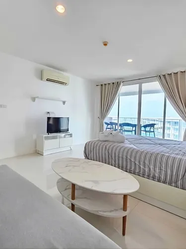 รูปภาพของModern 2-Bedroom Condo with Ocean and Pool Views in Cha-am