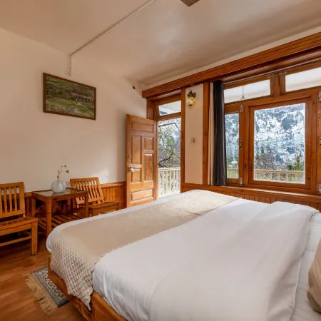 Beholden Stay & Cafe - Mountain View Boutique Stay in Old Manali