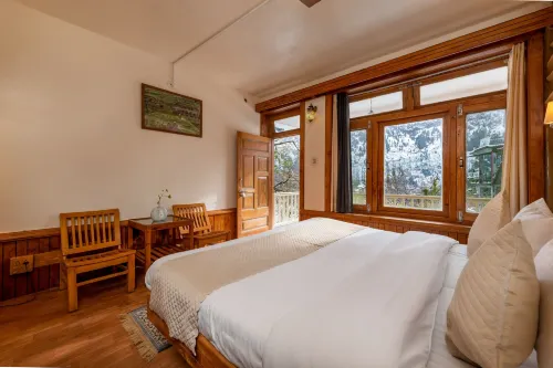 Beholden Stay & Cafe - Mountain View Boutique Stay in Old Manali