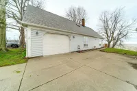 Lakeside Living on Wine Trail! Geneva Home w/ Deck - Homestays