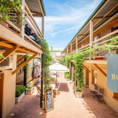 Cobb & Co Court Boutique Hotel Отели в г. Маджи
