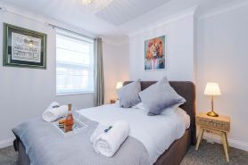Cozy 3-Bed Home by 53 Degrees Property, Perfect for Business & Groups!