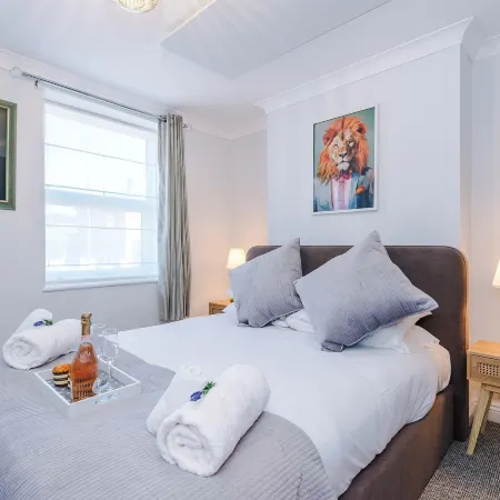 Cozy 3-Bed Home by 53 Degrees Property, Perfect for Business & Groups!