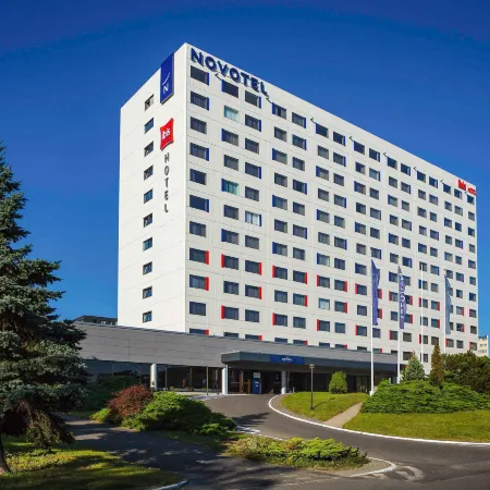 Novotel Wroclaw Centrum Отели рядом с достопримечательностью «Скульптурная группа «Переход»»