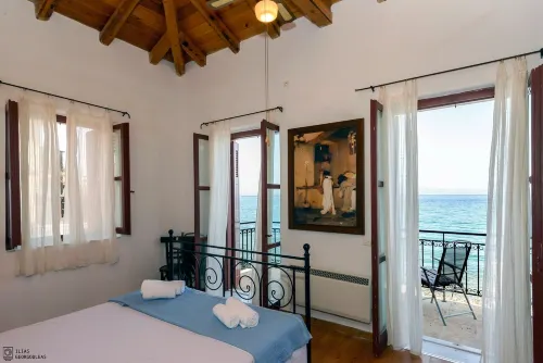 Waveside Sanctuary - Luxurious Seastone Villa - 3-Star