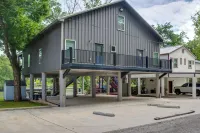 Outdoor Entertainment Space Home in McQueeney - Homestays