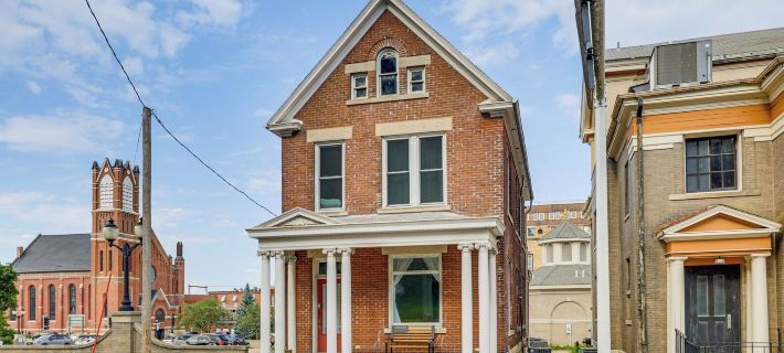 Walk Downtown: Inviting Historic Home in Dubuque! Hotels in Dubuque County