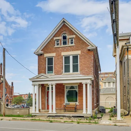 Walk Downtown: Inviting Historic Home in Dubuque!