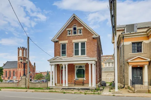 Walk Downtown: Inviting Historic Home in Dubuque! - spa