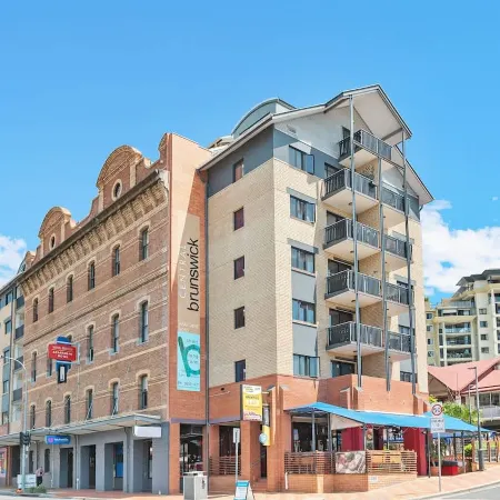 Two Seconds to…everything! 1Bed/1Bath/1Car/CBD Views