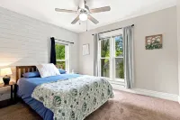 The White House - Close to campus + downtown - lots of room for everyone - บังกะโล