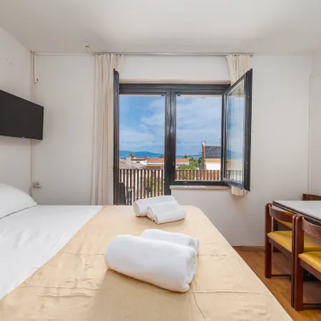 Charming Studio Rental in Malinska with Garden View