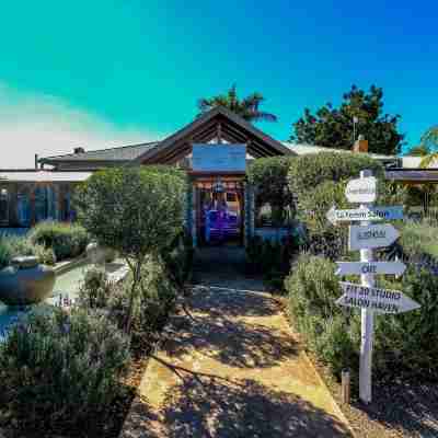 Lighthouse Guesthouse & Cafe Hotel Exterior