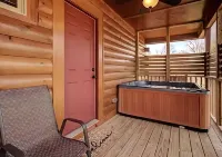 Mins to DT Gatlinburg Hot Tub Community Pool - Apartments