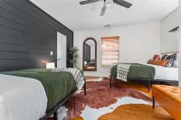 容納16人，屋頂，遊戲室，允許攜帶寵物(Sleeps 16 - Roof Top - Game Room - Pet Friendly) - 民宿