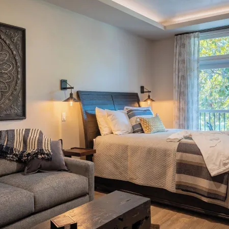 Paso Park Suites by Avantstay Balcony Over the Square + Walkable Paso Robles