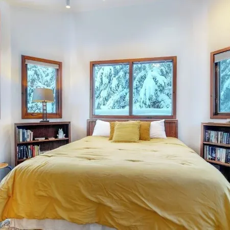 Open-beam Girdwood Chalet w/ Sunlit Solarium