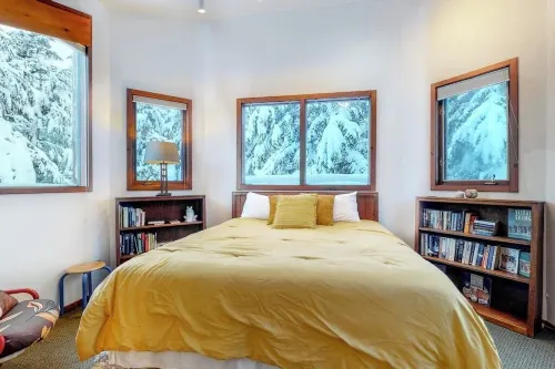 Open-beam Girdwood Chalet w/ Sunlit Solarium - ชาเลต์