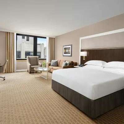 Hilton Indianapolis Hotel & Suites Các khách sạn gần Đài tưởng niệm USS Indianapolis