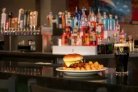 Hilton Garden Inn Hutchinson - С баром