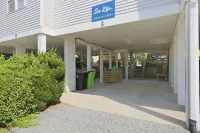 Not quite ocean front, but almost! Just a few steps to the sand! Pet friendly. - 4つ星