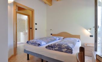 a bedroom with two twin beds , one on the left and one on the right side of the room at Cecilia