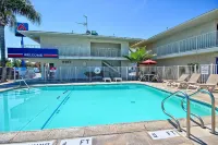 Motel 6 Tulare, CA - Pools