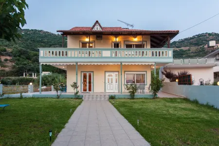 House Just on the Beach -Included 2 Canoe and 2 Bicycles Отели рядом с достопримечательностью «Afrata Beach»