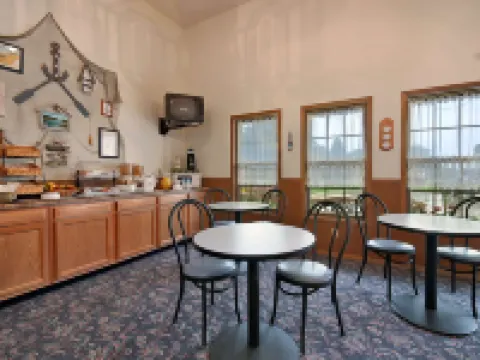 Super 8 by Wyndham Pella Hotels in Pella