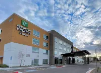 Holiday Inn Express & Suites Phoenix - Airport North Các khách sạn gần Celebrity Theatre