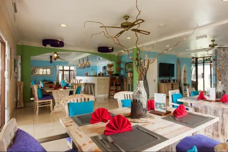 Le Relax Beach House Отели рядом с достопримечательностью «Анс Саурс Дарджент»