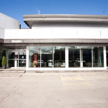 Hotel Newstar Montréal Отели рядом с достопримечательностью «Улица Шербрук»