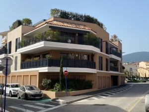 Air Conditioned Studio Flat in Downtown Sainte- Maxime for 2 People Parking