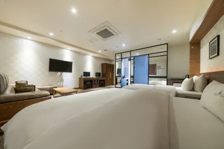 River Hotel