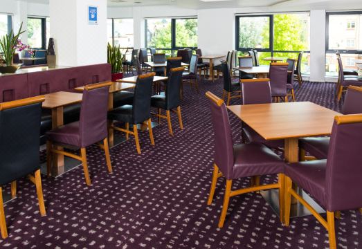 홀리데이 인 익스프레스 헤멜 헴스테드 조식 공간