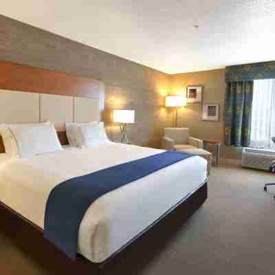 Holiday Inn & Suites Spring - the Woodlands Area Rooms