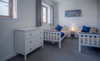 Johnnys Cove - 2 Bedroom Holiday Home - New Hedges - Housity