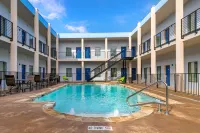 Quality Inn & Suites - Pools