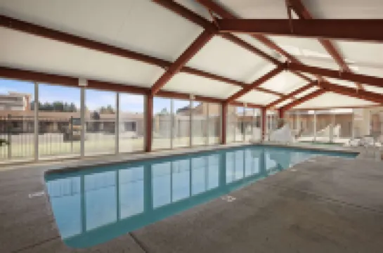 Super 8 by Wyndham Nau/Downtown Conference Center