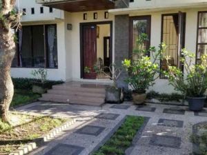 Rumah Singgah Syariah Lombok Near RSUD Dr. R. Soedjono Selong RedPartner